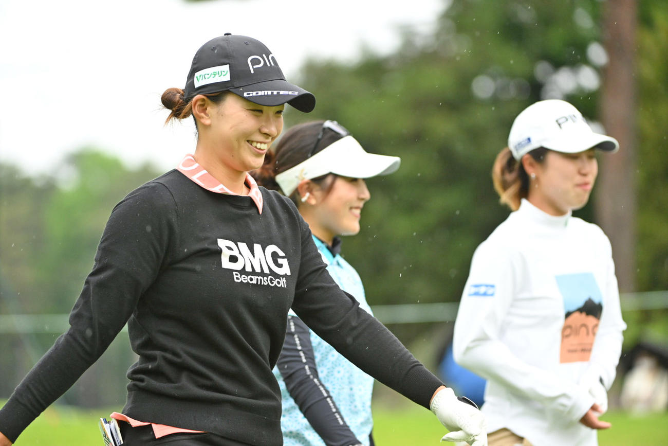 笑顔でラウンドする、左から渋野日向子、青木瀬令奈、上野菜々子（撮影・滝沢徹郎）