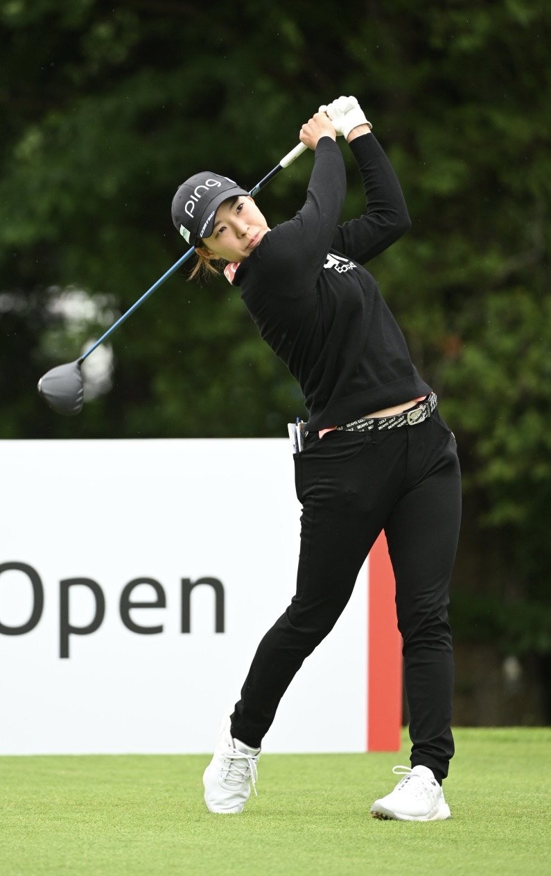 練習でティーショットを放つ渋野日向子（撮影・滝沢徹郎）