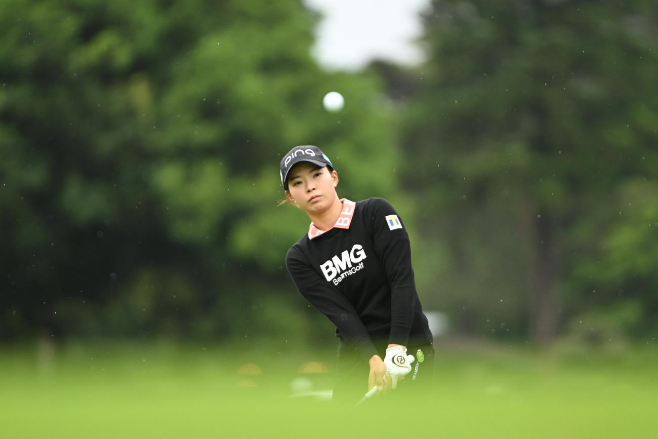 練習でアプローチショットを放つ渋野日向子（撮影・滝沢徹郎）