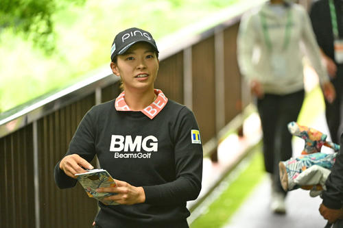 ラウンドする渋野日向子（撮影・滝沢徹郎）