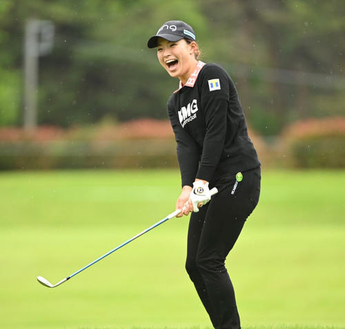 練習で笑顔を見せる渋野日向子（撮影・滝沢徹郎）