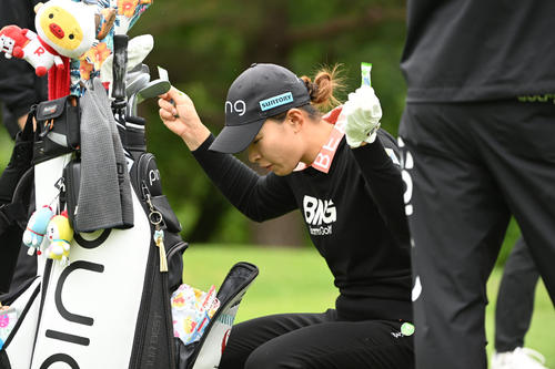 お菓子を取り出す渋野日向子（撮影・滝沢徹郎）