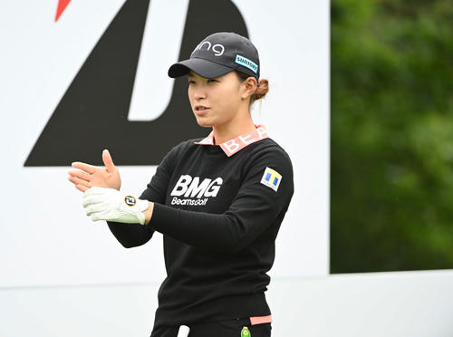 談笑する渋野日向子（撮影・滝沢徹郎）