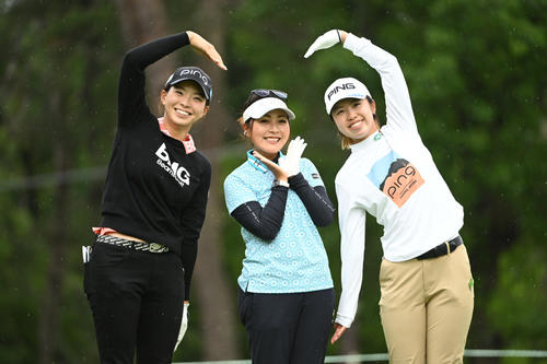 練習の合間に記念撮影する、左から渋野日向子、青木瀬令奈、上野菜々子（撮影・滝沢徹郎）