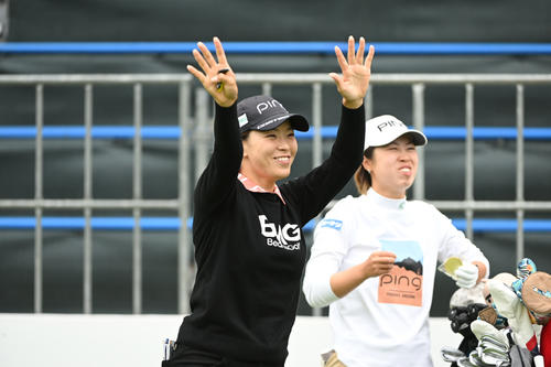 関係者に手を振る渋野日向子（左）（撮影・滝沢徹郎）
