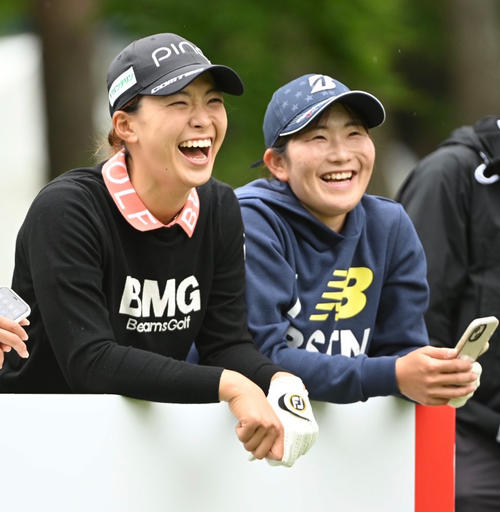 練習で笑顔の渋野日向子（左）と工藤優海（撮影・滝沢徹郎）
