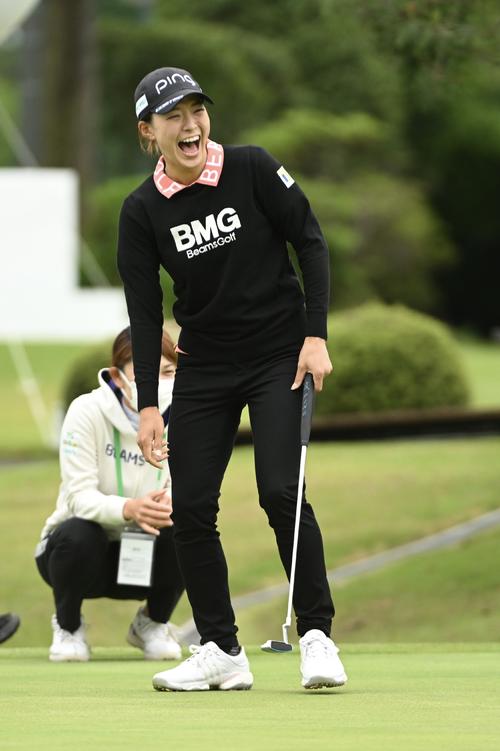 練習グリーンで笑顔の渋野日向子（撮影・滝沢徹郎）