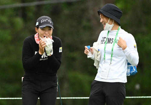 練習の合間におにぎりをほおばる渋野日向子（左）（撮影・滝沢徹郎）
