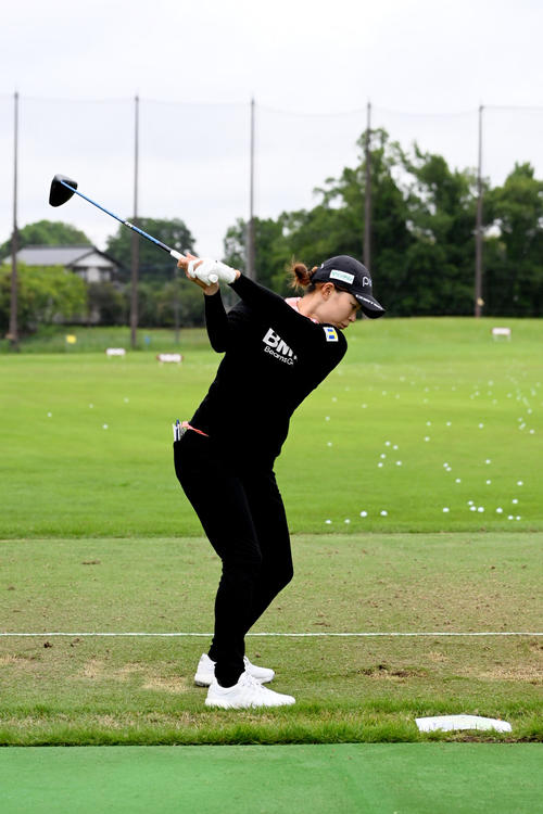 練習する渋野日向子（撮影・滝沢徹郎）