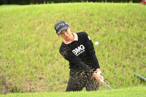 練習でバンカーショットを放つ渋野日向子（撮影・滝沢徹郎）