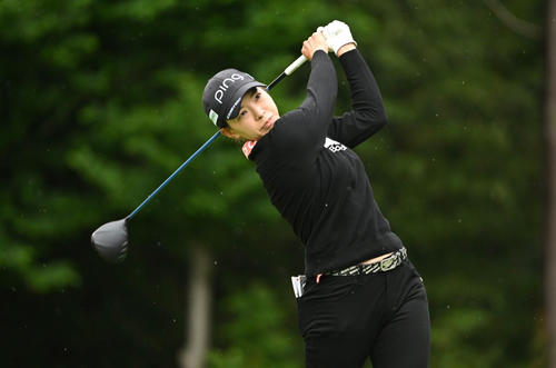 ティーショットの練習をする渋野日向子（撮影・滝沢徹郎）