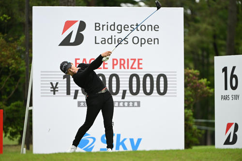 ティーショットの練習をする渋野日向子（撮影・滝沢徹郎）