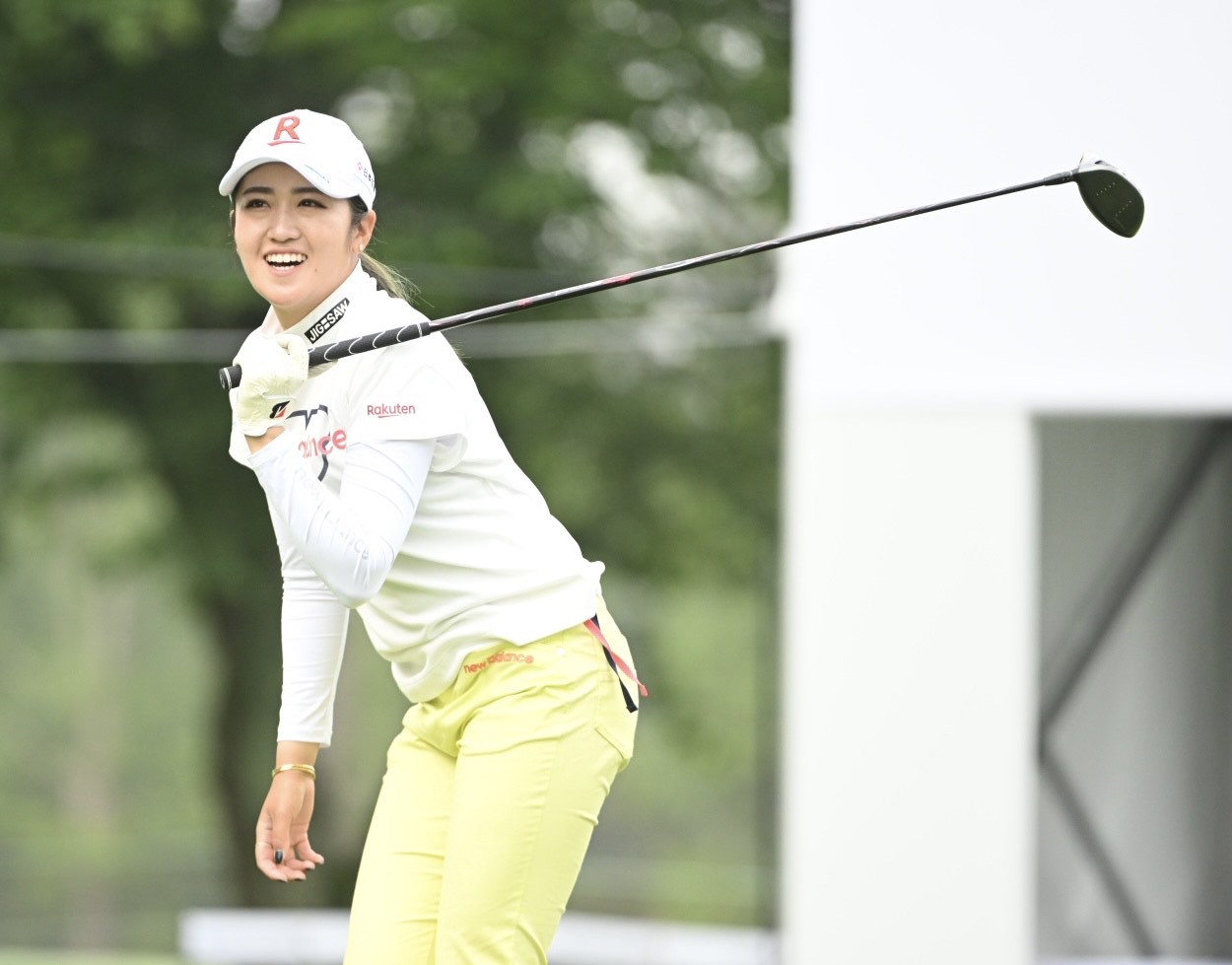 1番、ティーショットを放ち笑顔の稲見萌寧（撮影・滝沢徹郎）