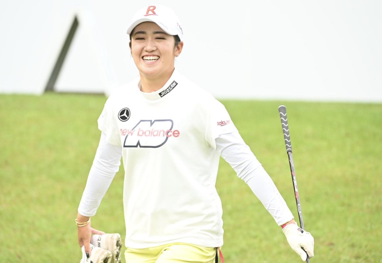 1番、笑顔でラウンドする稲見萌寧（撮影・滝沢徹郎）