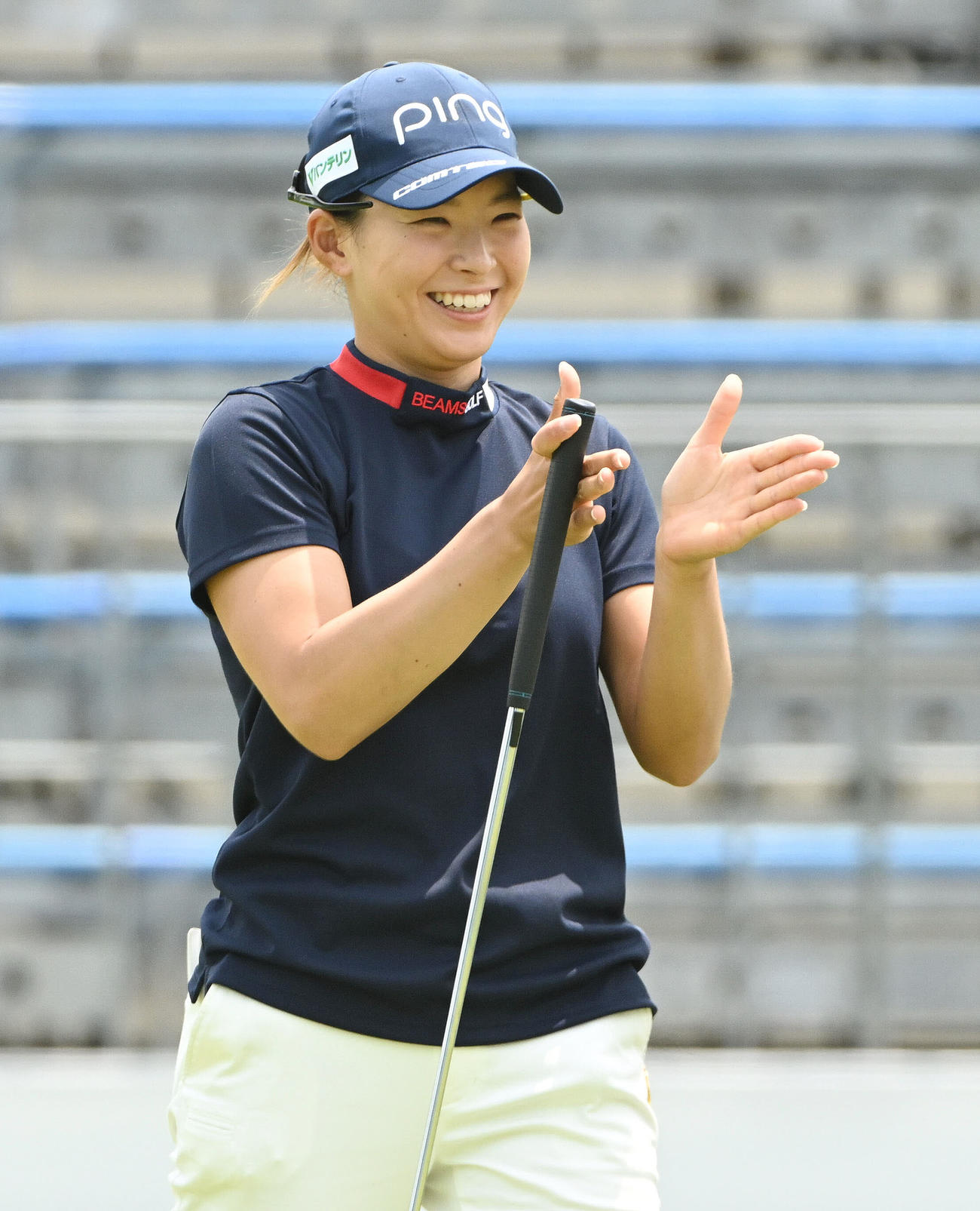 同組の選手に拍手を送る渋野（撮影・滝沢徹郎）