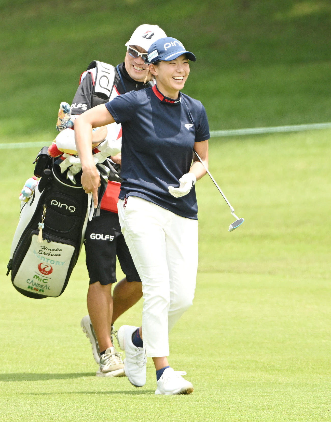 笑顔でラウンドする渋野（撮影・滝沢徹郎）