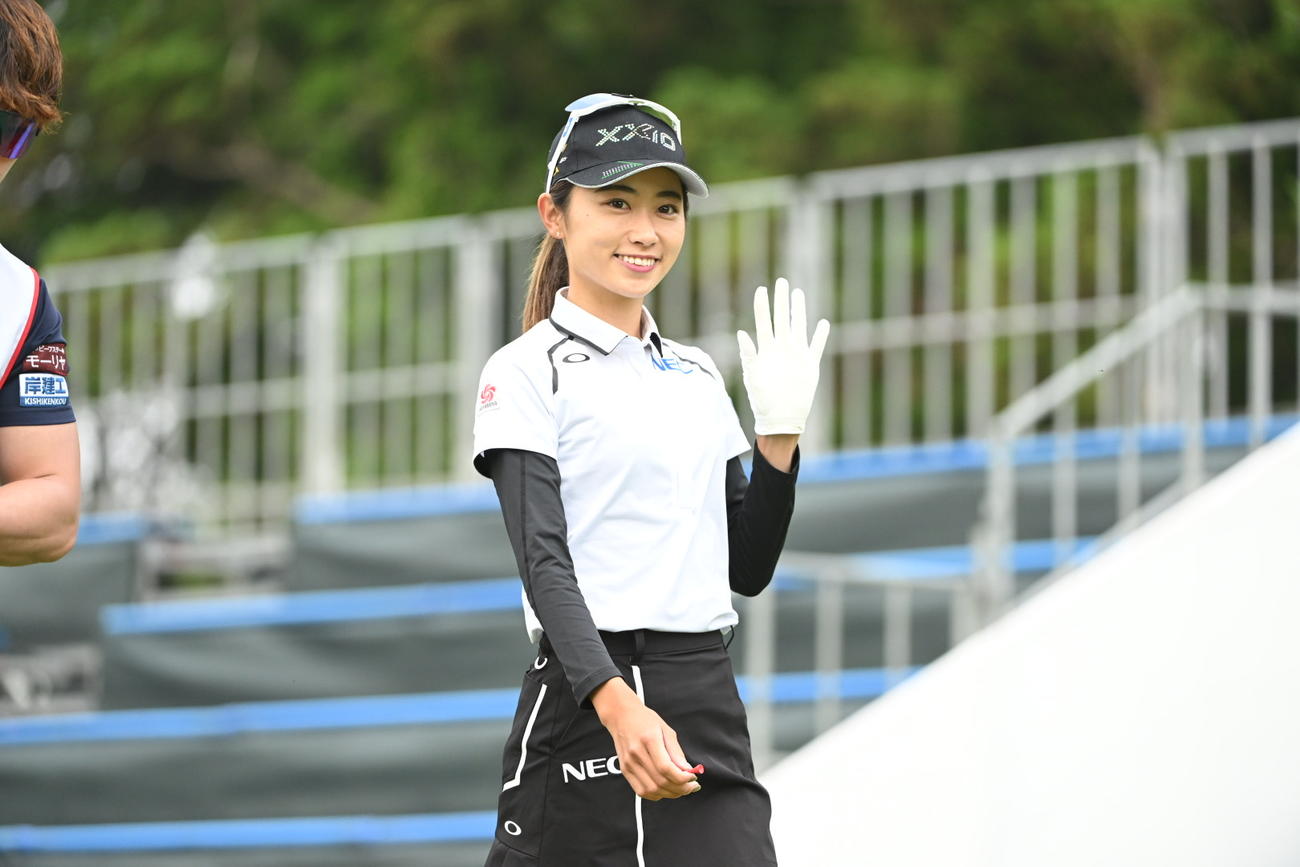 10番、カメラマンに手を振る安田祐香（撮影・滝沢徹郎）