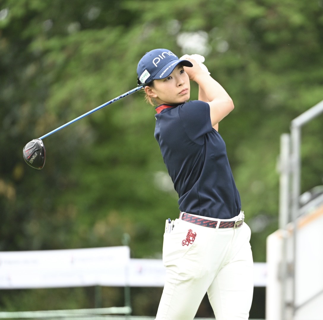ティーショットを放つ渋野日向子（撮影・滝沢徹郎）