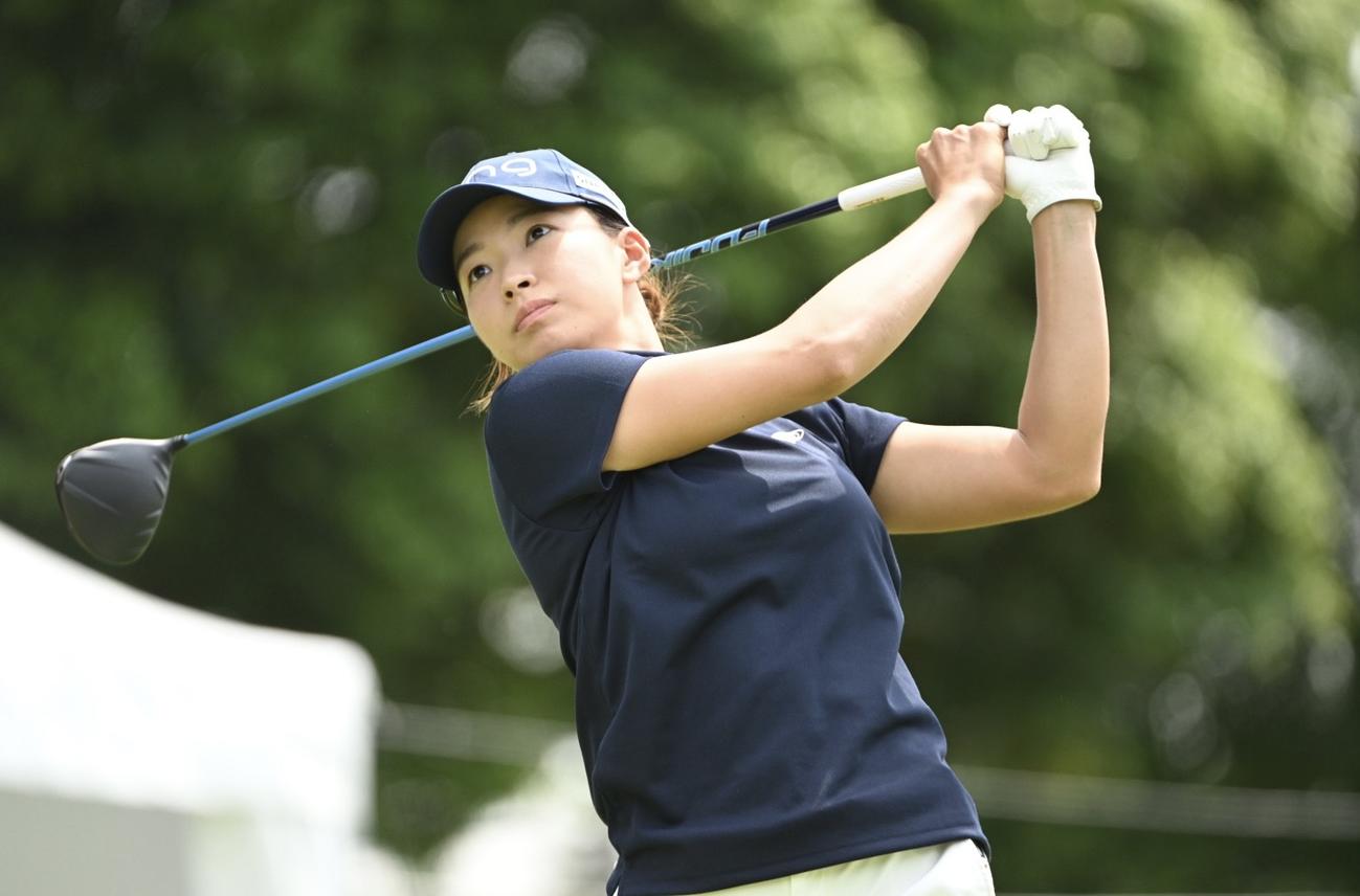 ティーショットを放つ渋野日向子（撮影・滝沢徹郎）