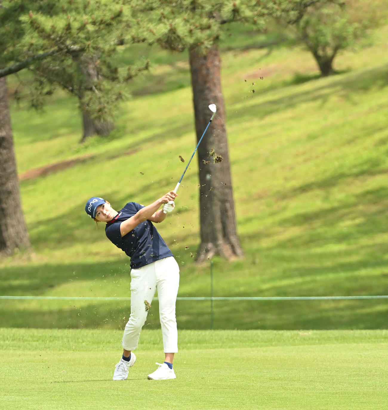 アイアンショットを放つ渋野（撮影・滝沢徹郎）