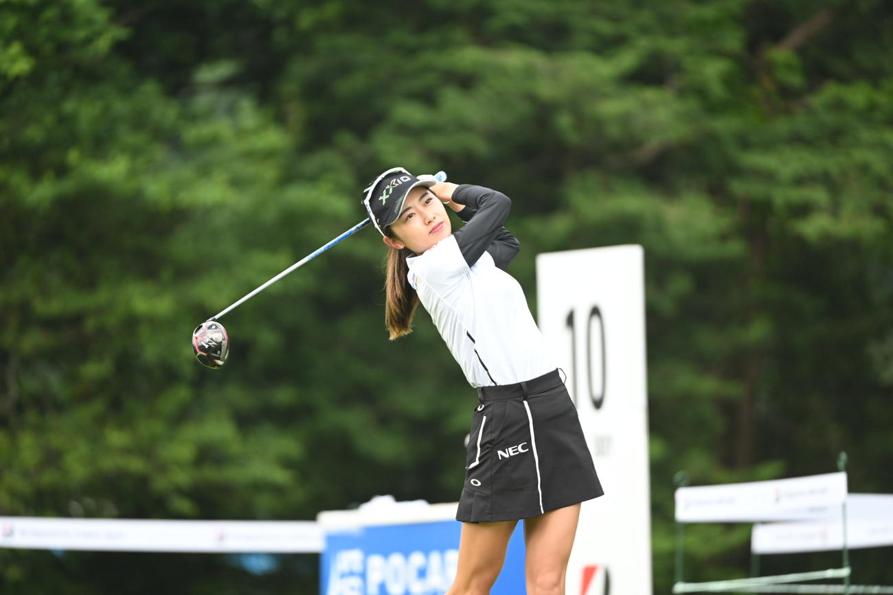 10番、ティーショットを放つ安田祐香（撮影・滝沢徹郎）