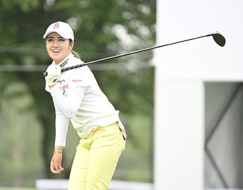 1番、ティーショットを放ち笑顔の稲見萌寧（撮影・滝沢徹郎）