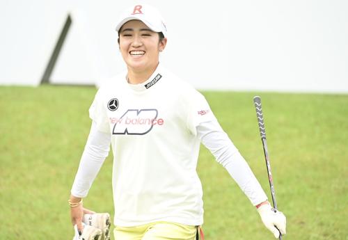 1番、笑顔でラウンドする稲見萌寧（撮影・滝沢徹郎）