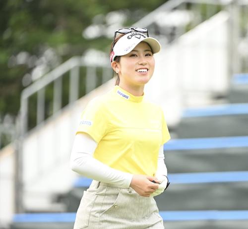 笑顔でラウンドする西村優菜（撮影・滝沢徹郎）