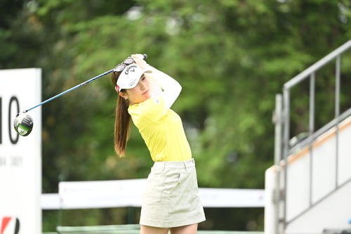 ティーショットを放つ西村優菜（撮影・滝沢徹郎）