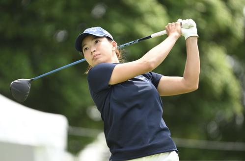 ティーショットを放つ渋野日向子（撮影・滝沢徹郎）