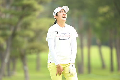 ラウンドで笑顔を見せる稲見萌寧（撮影・滝沢徹郎）