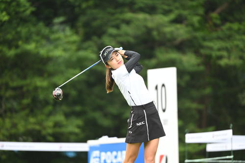 10番、ティーショットを放つ安田祐香（撮影・滝沢徹郎）