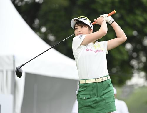 ティーショットを放つ田辺ひかり（撮影・滝沢徹郎）