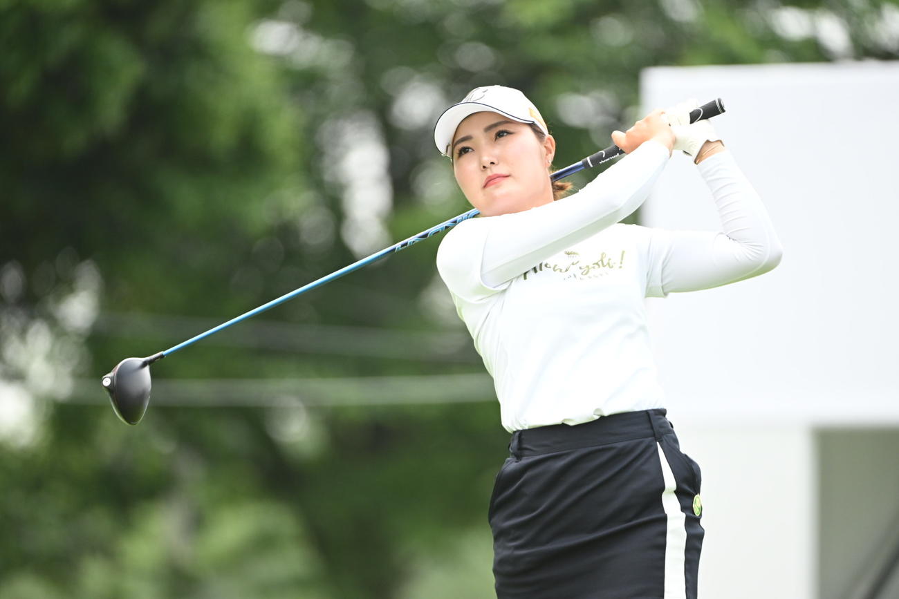 ティーショットを放つ高橋彩華（撮影・滝沢徹郎）
