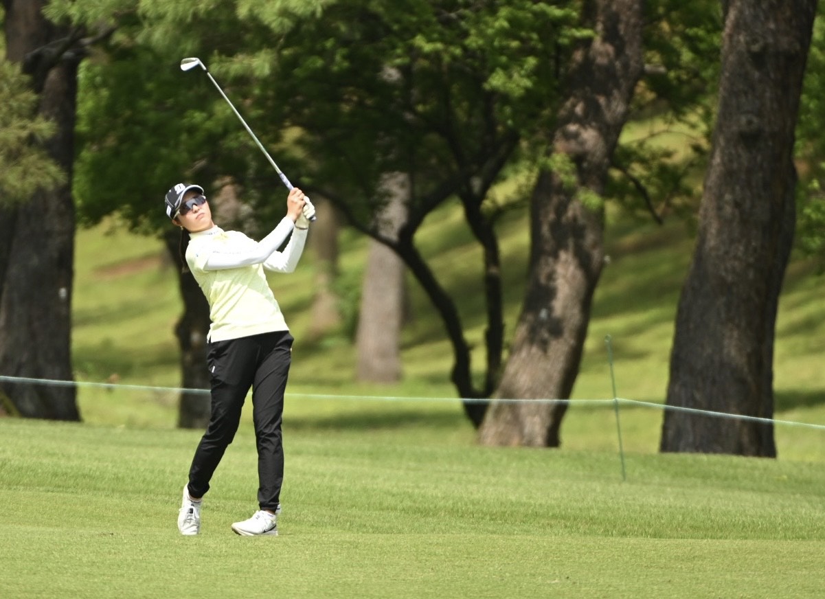 アイアンショットを放つ大里桃子（撮影・滝沢徹郎）