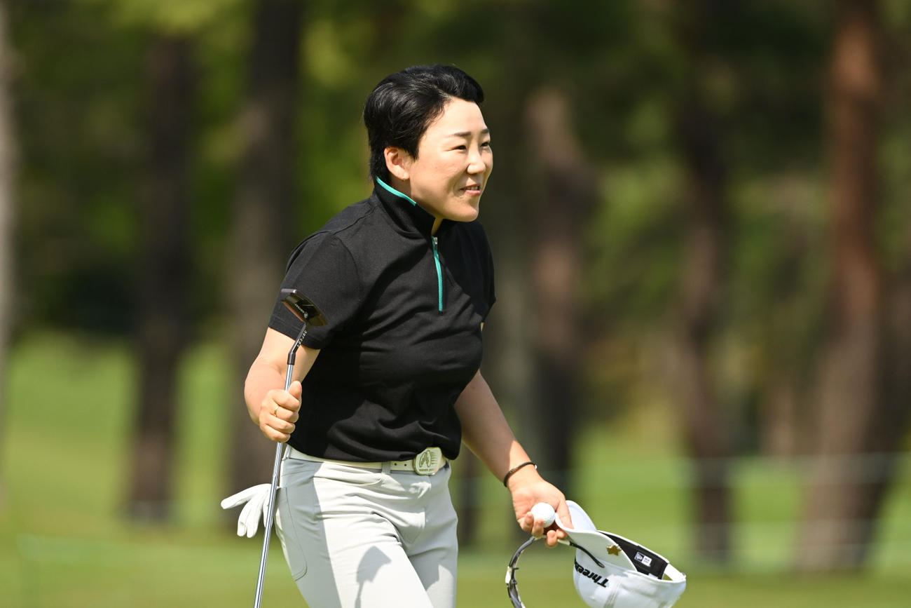 ホールアウトし笑顔の申ジエ（撮影・滝沢徹郎）