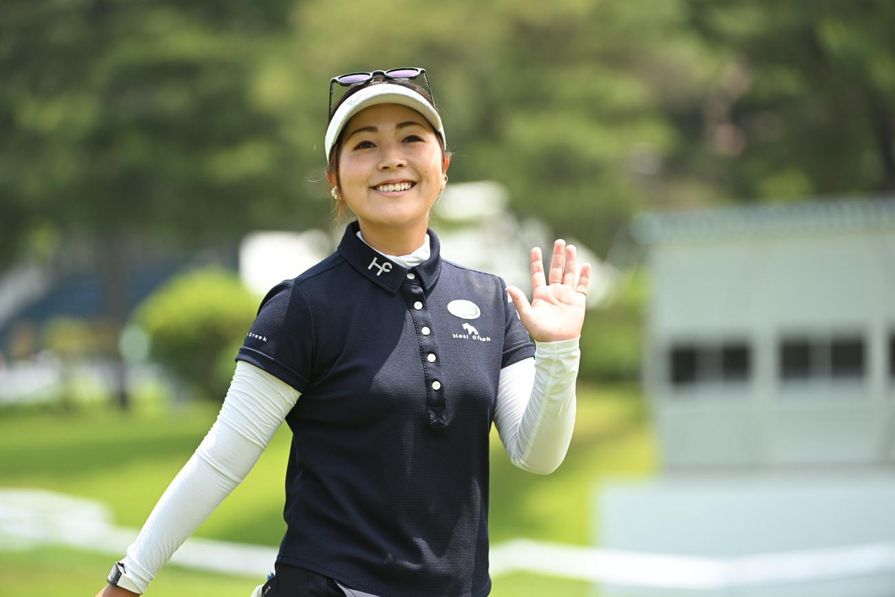 カメラマンに手を振る青木瀬令奈（撮影・滝沢徹郎）