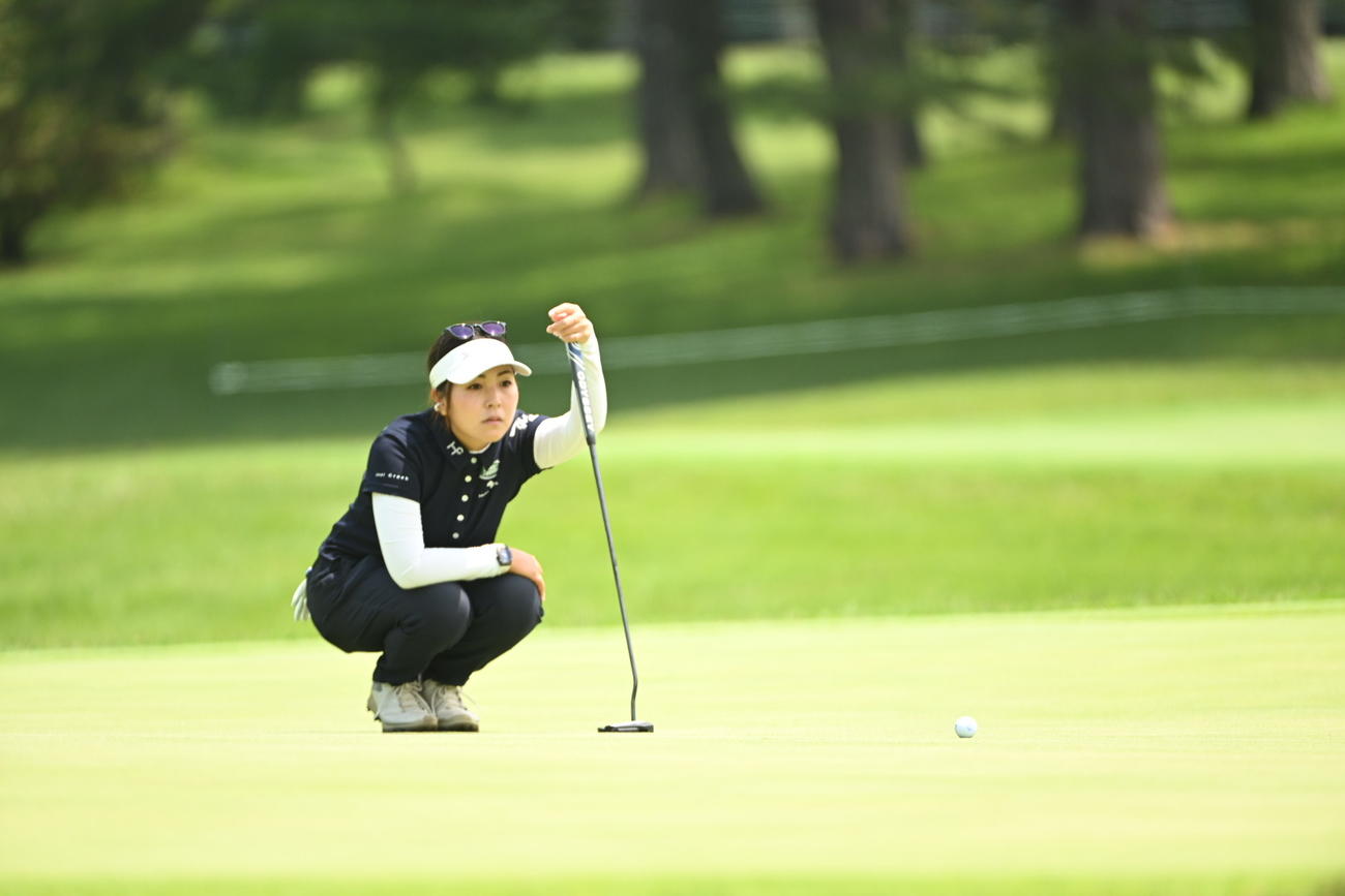 ラインを読む青木瀬令奈（撮影・滝沢徹郎）