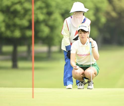 ラインを読む田辺ひかり（撮影・滝沢徹郎）