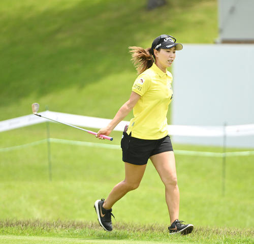 グリーン周りを走る上田（撮影・滝沢徹郎）