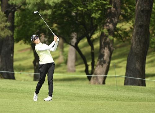 アイアンショットを放つ大里桃子（撮影・滝沢徹郎）