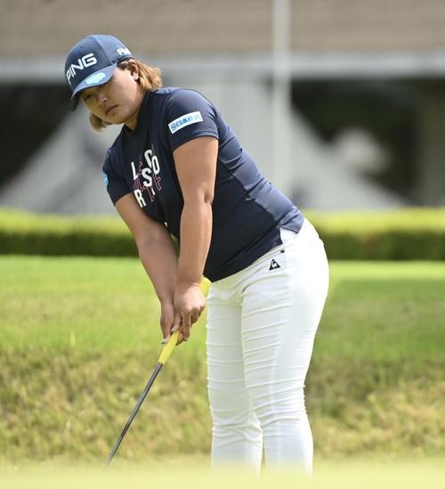 パットの練習をする鈴木愛（撮影・滝沢徹郎）