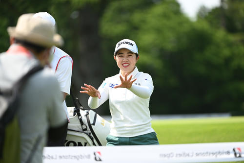 報道陣に笑顔を見せる山下美夢香（撮影・滝沢徹郎）