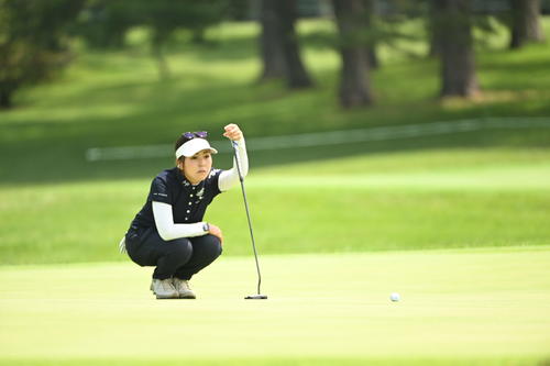 ラインを読む青木瀬令奈（撮影・滝沢徹郎）