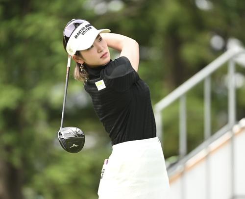 ティーショットを放つ原英莉花（撮影・滝沢徹郎）