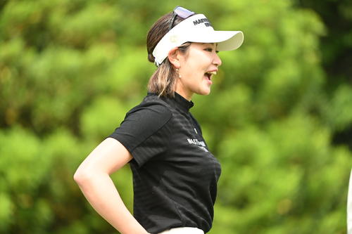 笑顔でラウンドする原英莉花（撮影・滝沢徹郎）