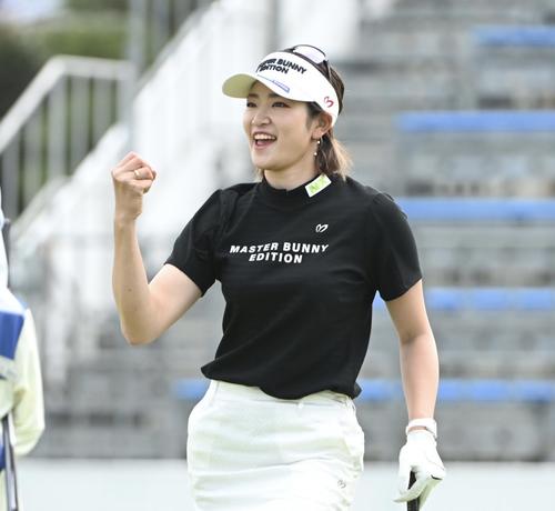 ガッツポーズする原英莉花（撮影して滝沢徹郎）