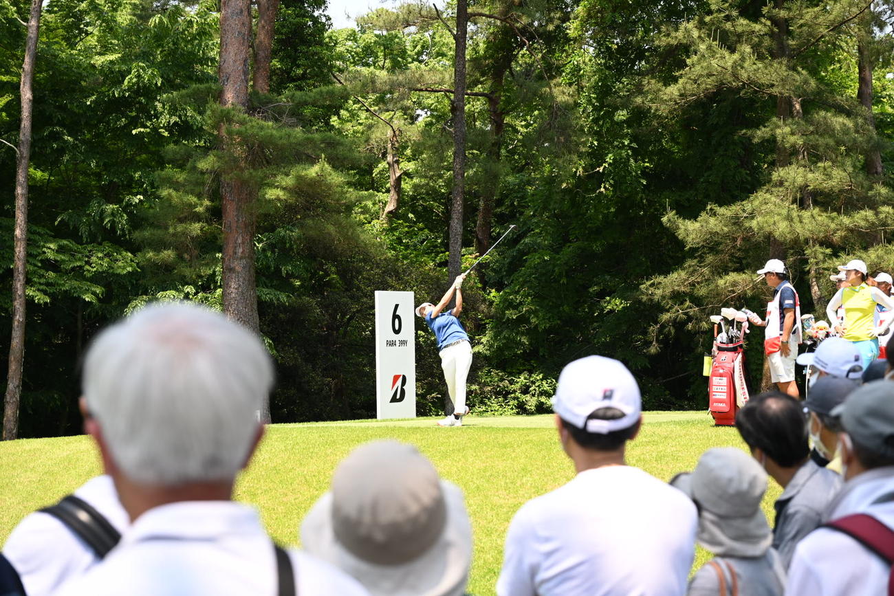 6番、ギャラリーの視線を浴びてティーショットを放つ渋野日向子（撮影・滝沢徹郎）