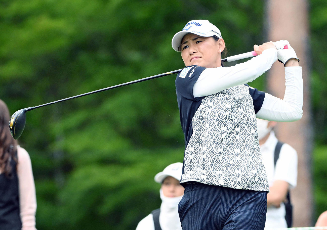 9番、ティーショットを放つ横峯（撮影・滝沢徹郎）