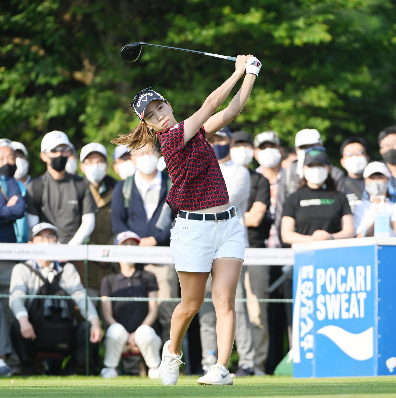 10番、ティーショットを放つ上田（撮影・滝沢徹郎）